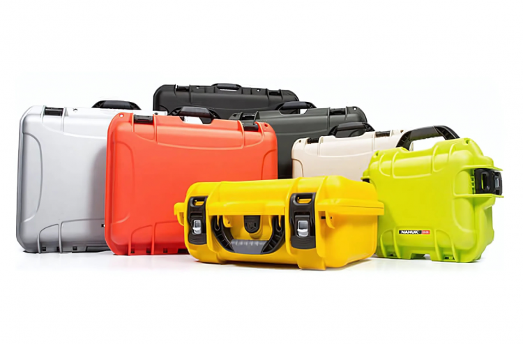 Valises plastiques étanches NANUK - valise 985 ouverte avec calage en mousse personnalisé et une arme disposée
