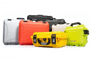Valises plastiques étanches NANUK - valise 985 ouverte avec calage en mousse personnalisé et une arme disposée
