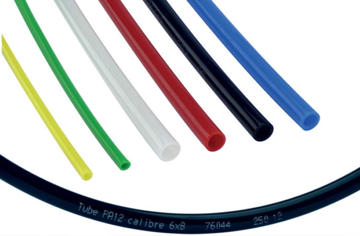 Tube Polyamide - plusieurs tubes de différents coloris sont disposés ensemble