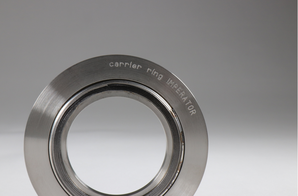 Carrier Ring - Zoom sur la face avant avec logo imperator