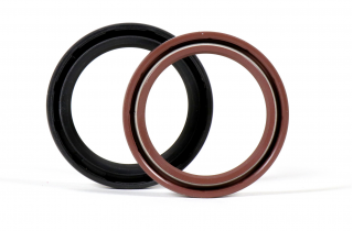 Bagues d'étanchéité - 2 bagues vues de face, de même diamètre, noire et marron
