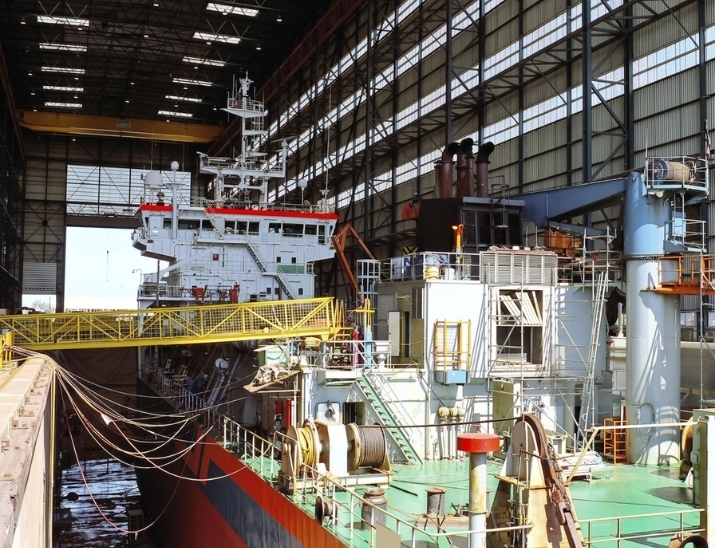 industrie navale et maritime - chantier de construction d'un navire