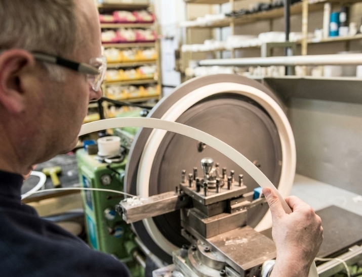 usinage plastique - un technicien usine une pièce plastique